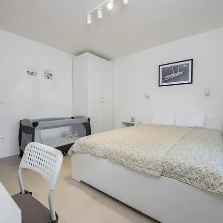 Lipa Korta - Family Apt, 15 Min Walk To Parentino & Pical Beaches Lejlighed *