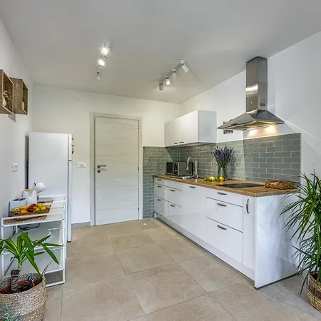 Lejlighed Lipa Korta - Family Apt, 15 Min Walk To Parentino & Pical Beaches Poreč