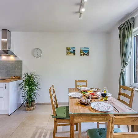 Lipa Korta - Family Apt, 15 Min Walk To Parentino & Pical Beaches Lejlighed