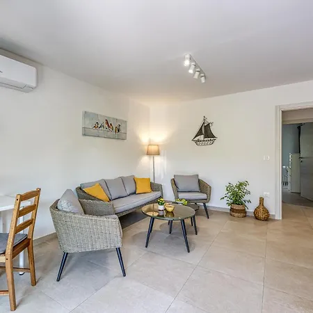 Lipa Korta - Family Apt, 15 Min Walk To Parentino & Pical Beaches Lejlighed *