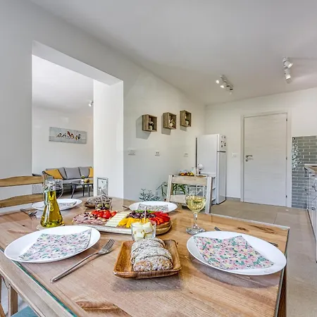 Lipa Korta - Family Apt, 15 Min Walk To Parentino & Pical Beaches Poreč