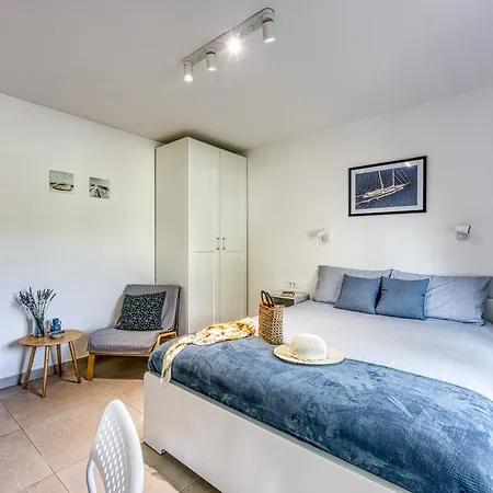 Lipa Korta - Family Apt, 15 Min Walk To Parentino & Pical Beaches Lejlighed