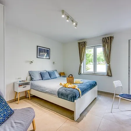 Lipa Korta - Family Apt, 15 Min Walk To Parentino & Pical Beaches Lejlighed *