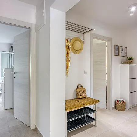 Lipa Korta - Family Apt, 15 Min Walk To Parentino & Pical Beaches Lejlighed